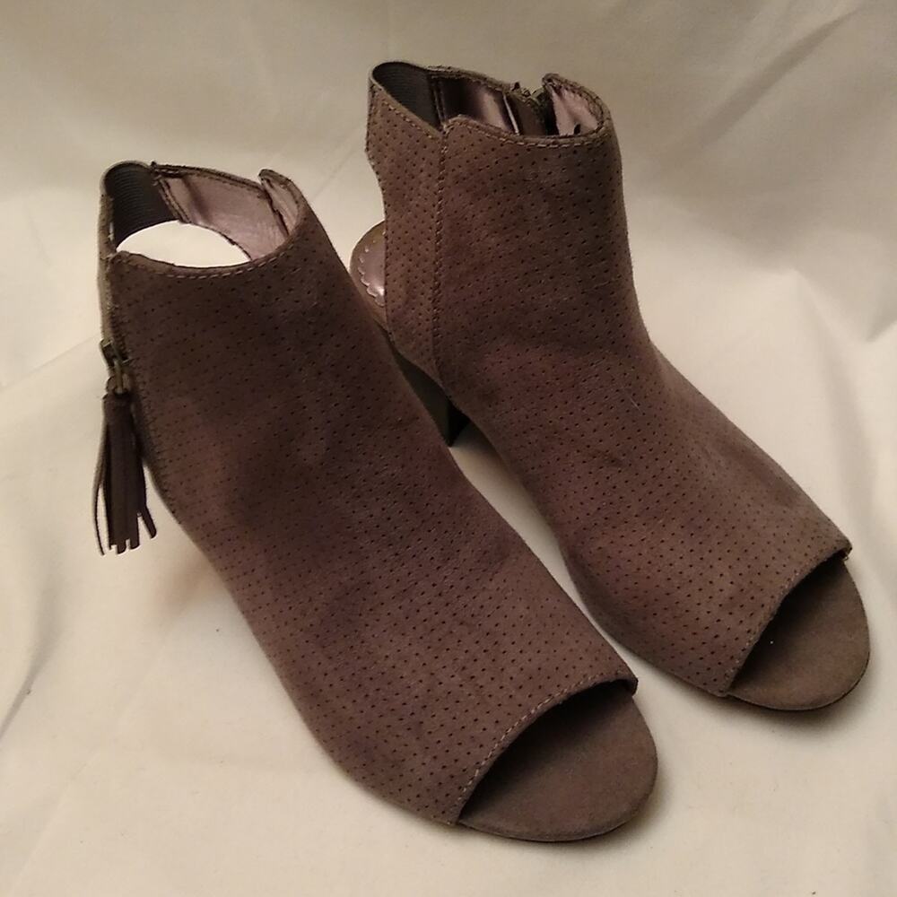 Justice girls size 5 open toe and back gray ankle boots.